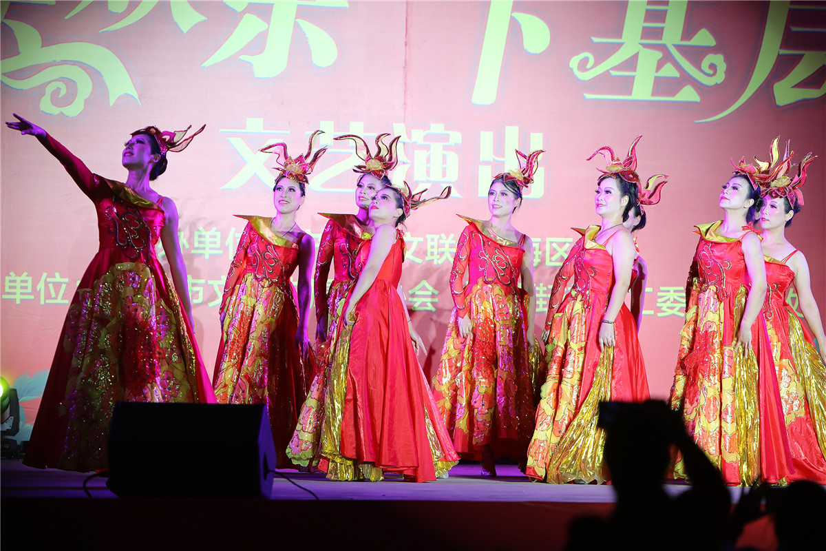 庆祝新中国成立七十周年送欢乐下基层演出举行