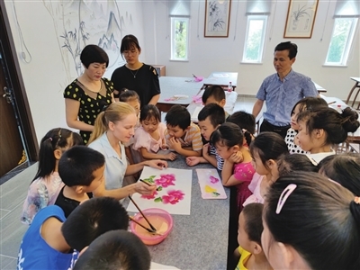 九龙湖这个“假日学校”不一般 老师是位“洋媳妇” 